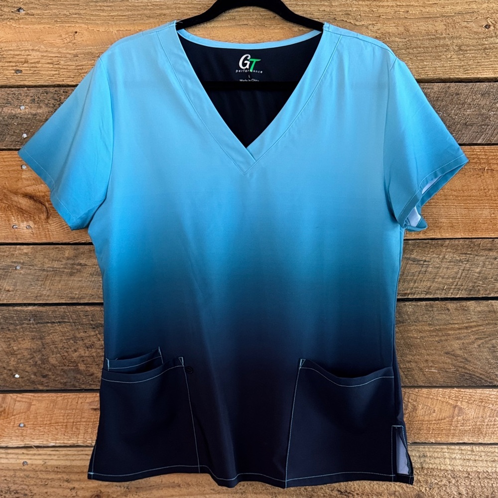 GT Performance Blue Tie Dye Scrub Top with Pockets Size L in Like New Condition